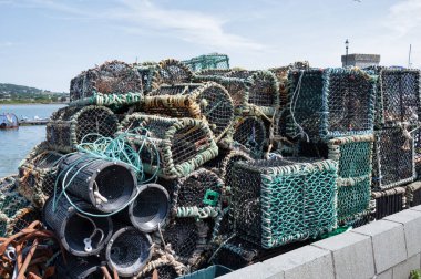 Kuzey Galler 'deki Conwy Limanı rıhtımında ıstakoz ve yengeç saksıları yığılmış.