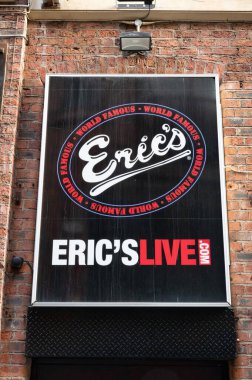 Liverpool, UK- 7 Eylül 2022: The Sir T Otel ve Bar 'ın girişi .