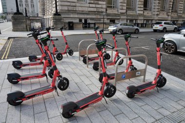 Liverpool, UK- 7 Eylül 2022: bir Voi grubu. Liverpool Şehir Merkezi 'nde elektrikli scooterlar.