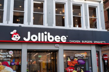 Liverpool, UK- 7 Eylül 2022 Liverpool İngiltere 'deki Jollibee fast food restoranının işareti.