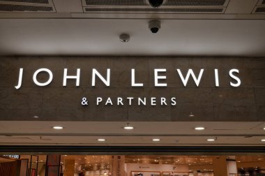 Glasgow, UK- 10 Eylül 2022 Glasgow, İskoçya 'daki John Lewis mağazasının tabelası