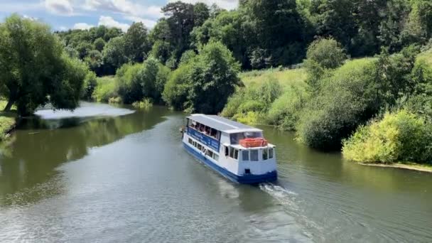 Shrewsbury Juli 2022 Ein Touristenboot Kreuzt Auf Dem Fluss Severn — Stockvideo