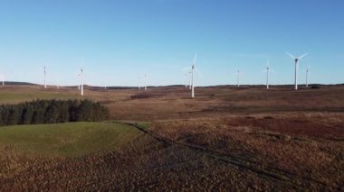 Kuzey İrlanda 'da bir dağdaki rüzgâr çiftliğine doğru uçarken çekilmiş bir video.