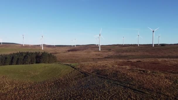 Aerial Video Flying Wind Farm Mountain Northern Ireland — Vídeos de Stock