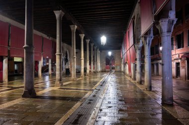 Venedik, İtalya... 22 Şubat 2023 Venedik 'teki Rialto Pazarı' nda akşam saatlerinde tezgah yok.