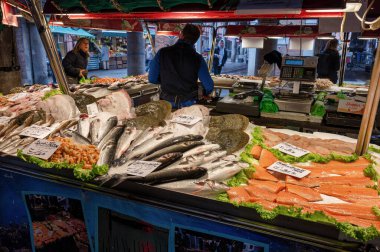 Venedik, İtalya - 23 Şubat 2023: Venedik, İtalya 'daki Rialto Balık Pazarı' nda balıklar sergileniyor