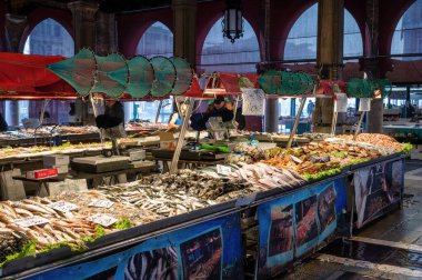 Venedik, İtalya - 25 Şubat 2023: Venedik, İtalya 'daki Rialto Balık Pazarı' nda taze balık sergilendi: Venedik, İtalya 'daki Rialto Balık Pazarı