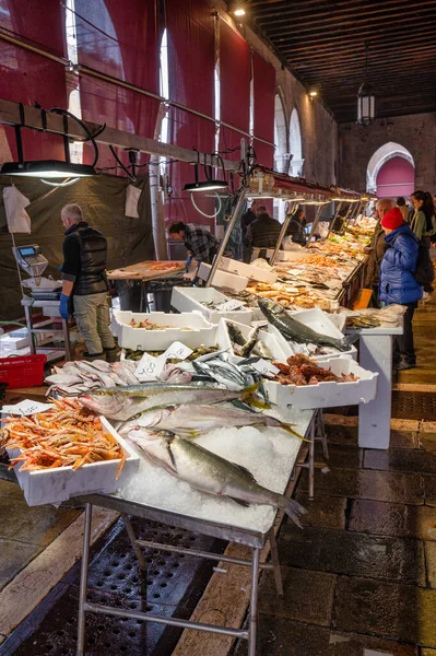 Βενετία Ιταλία Φεβ 2023 Ψαραγορά Του Ριάλτο Στη Βενετία Ιταλία — Φωτογραφία Αρχείου