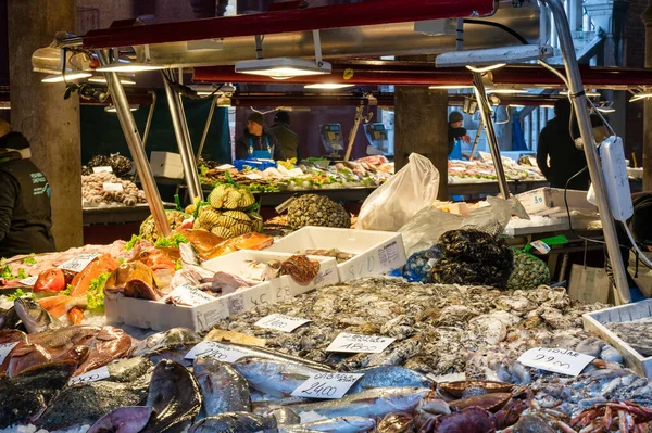Benátky Itálie Února 2023 Čerstvé Ryby Vystavené Rybím Trhu Rialto — Stock fotografie