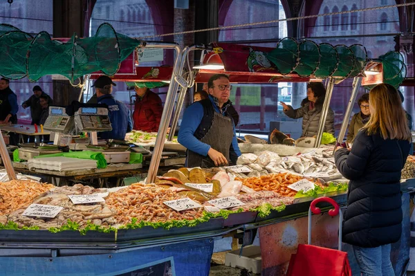Венеция Италия Февраля 2023 Года Люди Покупают Рыбу Рыбном Рынке Стоковая Картинка