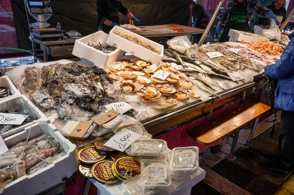 Veneza Itália Fevereiro 2023 Peixe Fresco Exibido Rialto Fish Market — Fotografia de Stock
