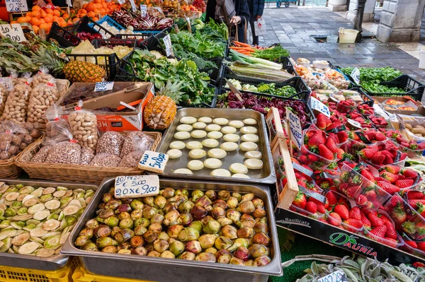Veneza Itália Fevereiro 2023 Frutas Legumes Frescos Exibidos Rialto Market — Fotografia de Stock