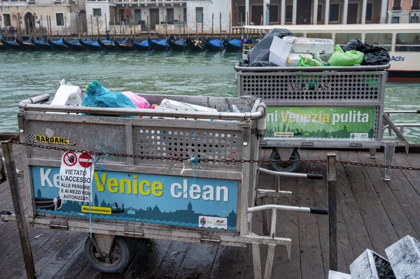 Венеция Италия Февраля 2023 Года Мусорные Баки Заполненные Мусором Рядом Стоковое Изображение
