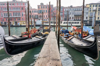Venedik, İtalya... 23 Şubat 2023 Venedik 'teki Büyük Kanal boyunca başsağlığı ve Venedik sarayları