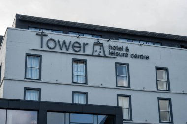 Waterford, Ireland- 17 Temmuz 2023: Waterford 'daki Tower Otel ve Eğlence Merkezi' nin önünde.