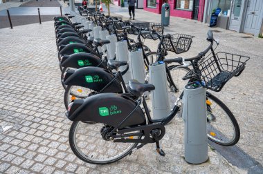 Waterford, Ireland- 17 Temmuz 2023: Waterford İrlanda 'da bir dizi TFI bisikleti