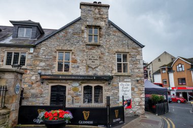 Donegal Town, Ireland- 19 Temmuz 2023: Donegal Town 'daki Eski Kale Barının Önü