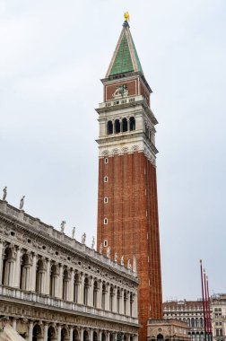 Venedik, İtalya - 24 Şubat 2023 Venedik 'teki St. Mark' s Campanile Kulesi.