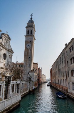 Venedik, İtalya... 24 Şubat 2023 Venedik 'teki Aziz George Kilisesi' nin eğik kulesi..