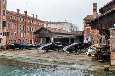 Venedik, İtalya... 23 Şubat 2023: Squero di San Trovaso gondolcusu Venedik 'te