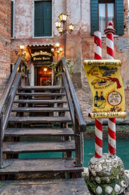 Venedik, İtalya - 25 Şubat 2023: Venedik 'teki Antica Trattoria Poste Vecie restoranı.