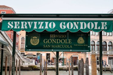 Venedik, İtalya... 26 Şubat 2023, Venedik 'te bir kanalda San Marcuola Gondola Hizmetleri için imza.