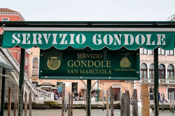Venedik, İtalya... 26 Şubat 2023, Venedik 'te bir kanalda San Marcuola Gondola Hizmetleri için imza.