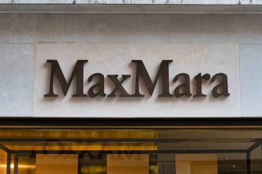 Venedik, İtalya - 27 Şubat 2023 Venedik 'te MaxMara için İşaret.