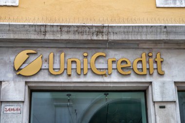 Venedik, İtalya - 27 Şubat 2023 Venedik 'te UniCredit' in işareti.