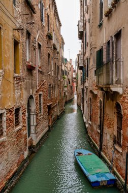 Tekne Venedik İtalya 'da küçük bir kanala demirlemiş.