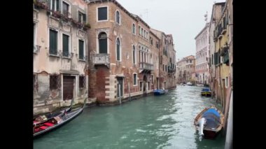 Venedik, İtalya... 24 Şubat 2023 Venedik 'teki küçük kanallardan biri.