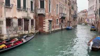 Venedik, İtalya... 24 Şubat 2023 Venedik 'teki küçük kanallardan biri.