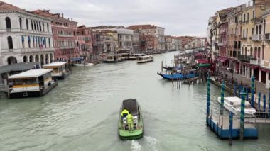 Venedik, İtalya... 24 Şubat 2023: Venedik 'teki Büyük Kanal' a giden küçük bir mavnanın videosu