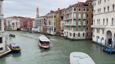 Venedik, İtalya... 25 Şubat 2023 Venedik 'teki Büyük Kanal' da bir aşağı bir yukarı giden teknenin videosu.
