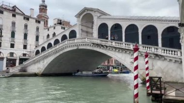 Venedik, İtalya - 25 Şubat 2023: Venedik 'teki Rialto Köprüsü' nün altından geçen teknelerin videosu