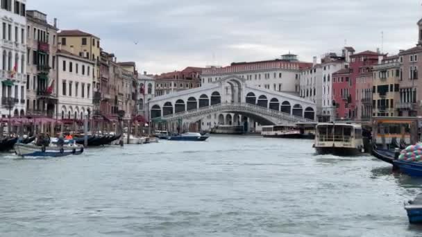 ヴェネツィア イタリア 2023年2月25日 ヴェネツィアのグランド運河を旅するボートのビデオ — ストック動画