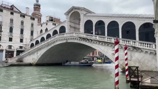Velence Olaszország 2023 Február Videó Hajókról Rialto Híd Alatt Velencében — Stock videók