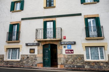 Burguete, İspanya - 17 Mayıs 2024: Burgguete 'deki Bvrgvete Pansiyonu.