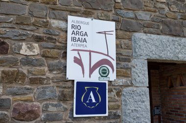 Zubiri, İspanya - 17 Mayıs 2024: Zubiri 'deki Rio Arga Ibaia Albergue işareti.