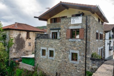 Zubiri, İspanya - 17 Mayıs 2024: Rio Arga Ibaia Albergue, Zubiri.