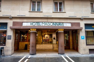 Pamplona, İspanya 19 Mayıs 2024 Pamplona 'daki Maisonnave Oteli' nin ön girişi.