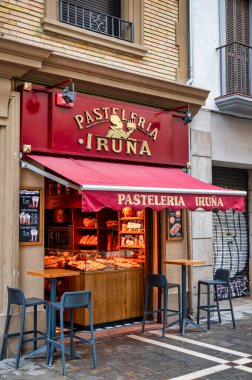 Pamplona, İspanya - 19 Mayıs 2024: Pamplona 'da Pastelera Iruna' nın önü
