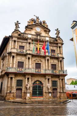Pamplona, İspanya - 19 Mayıs 2024: Pamplona Belediye Meclisi binasının önü.