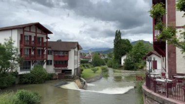 Nive Nehri 'nin Fransa' daki Saint-Jean-Pied-de-Port köyünden geçerken 4K videosu