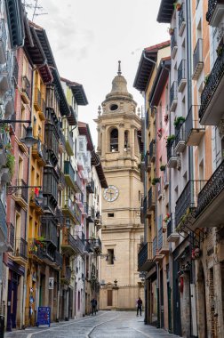 Pamplona, İspanya - 19 Mayıs 2024: Pamplona 'daki Aziz Mary Katedrali' nin çan kulesinin sokak manzarası