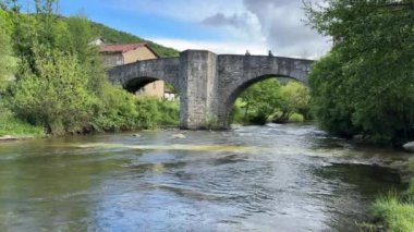Zubiri İspanya 'daki Puente de la Rabia köprüsünün 4k videosu