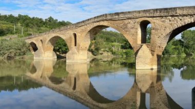 Puene de la Reina 'daki Queen' s Bridge 'in 4K videosu. Ayrıca Pilgrims Köprüsü olarak da bilinir.