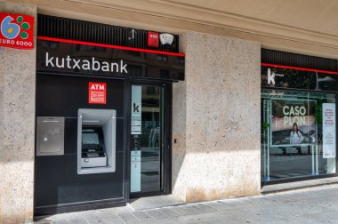 Pamplona, İspanya - 19 Mayıs 2024: Pamplona 'da Kutxabank' ın önü