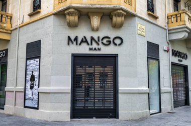 Pamplona, İspanya - 19 Mayıs 2024: Pamplona 'da Mango Adam' ın girişi