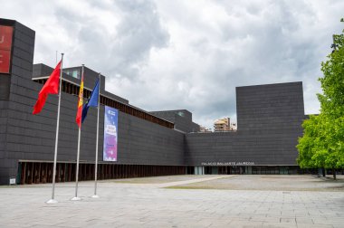 Pamplona, İspanya - 20 Mayıs 2024: Pamplona 'daki Palacio Balluarte Jauregia' nın önü